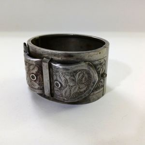 Belt clasping bracelet